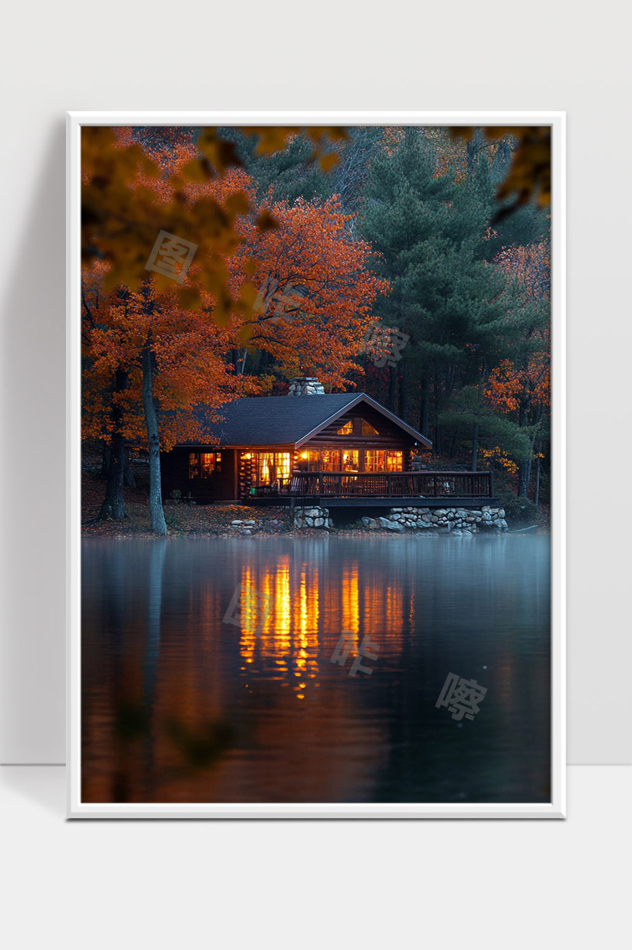 秋天湖畔宁静木屋夜晚灯光温馨景色