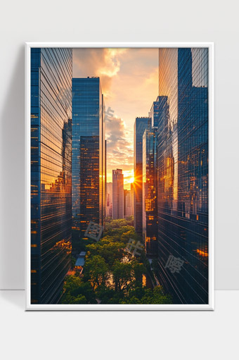夕阳映照下城市高楼与绿植交融美景