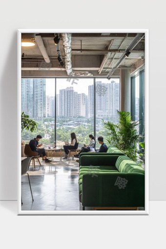 现代办公空间绿色植物与城市景观相融合舒适工作环境