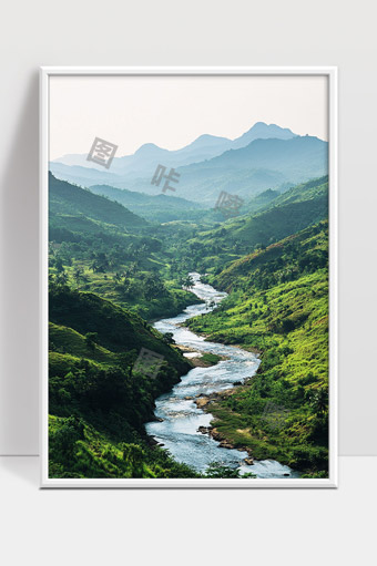 青山绿水间蜿蜒溪流展现自然美景