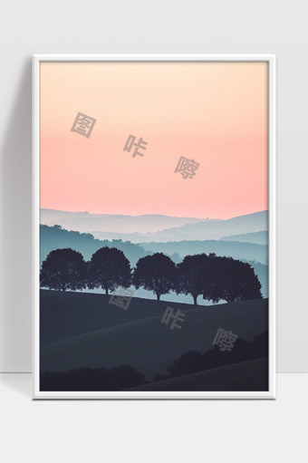 晨曦薄雾中连绵起伏的山丘和树木美景