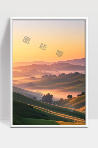 晨曦中的层层起伏绿意山丘美景