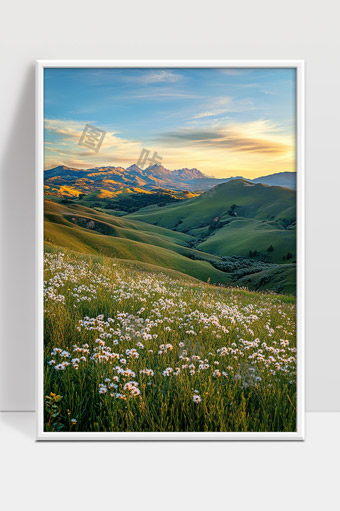 夕阳下宁静的山谷花海与远山美景