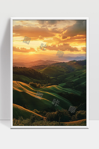 夕阳映照下的连绵起伏绿意山丘美丽风光