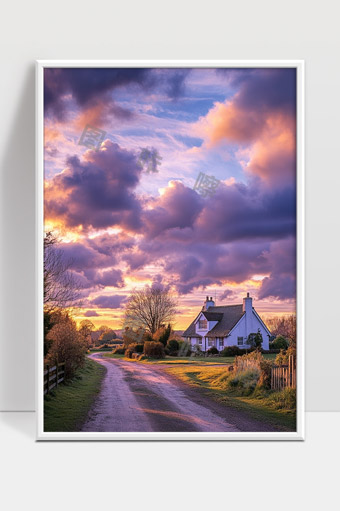 乡村黄昏时分宁静的田园小路与白色小屋