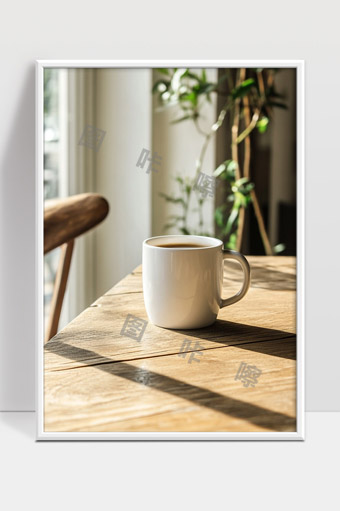 阳光洒满木质桌面上的温暖咖啡时光