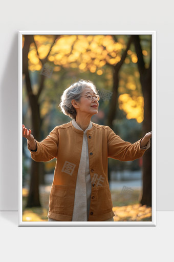 阳光秋日中优雅老年女性自然感受美好时光