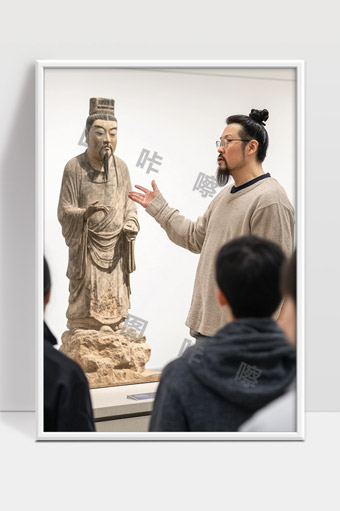 博物馆讲解员讲解古代文物雕塑艺术