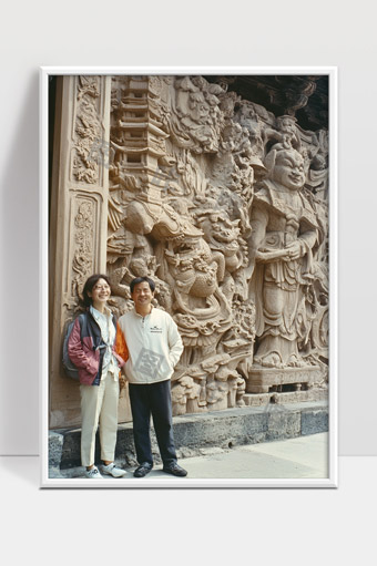 游客开心漫步古代雕塑艺术长廊感受历史文化魅力