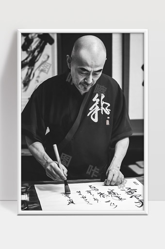 传统书法大师专注挥毫传承中华文化艺术精神
