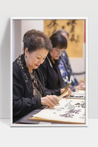 传统书法老人专注挥毫中华文化传承