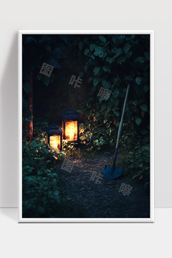 夜晚花园中灯笼照亮铁铲静谧幽深小径