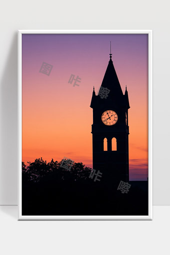 夕阳下古老钟楼剪影孤独城市风光