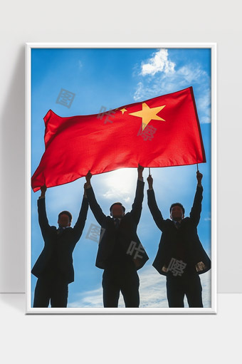 三人共同挥舞五星红旗迎风飘扬