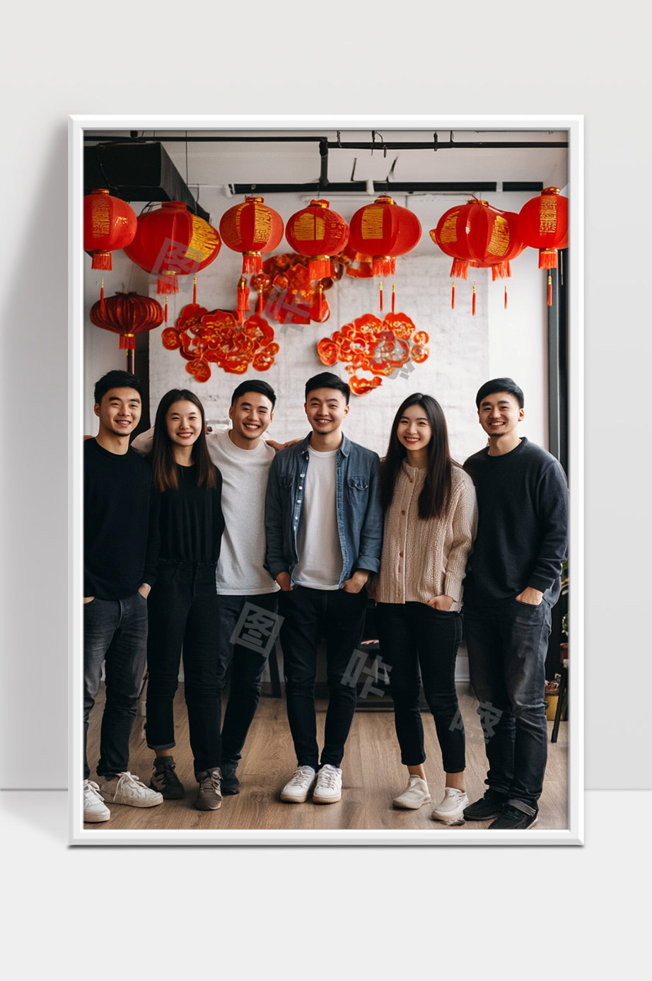 年轻人聚会春节红灯笼喜庆气氛温馨团圆