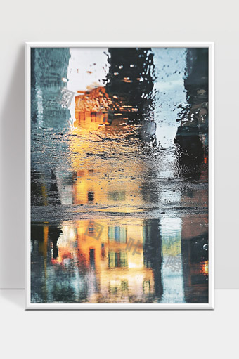 雨后街道水面倒影中的城市建筑景象