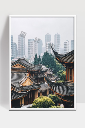 传统古建筑与现代高楼共融交织的城市风景画