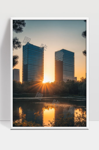 夕阳下湖畔现代城市高楼建筑美景
