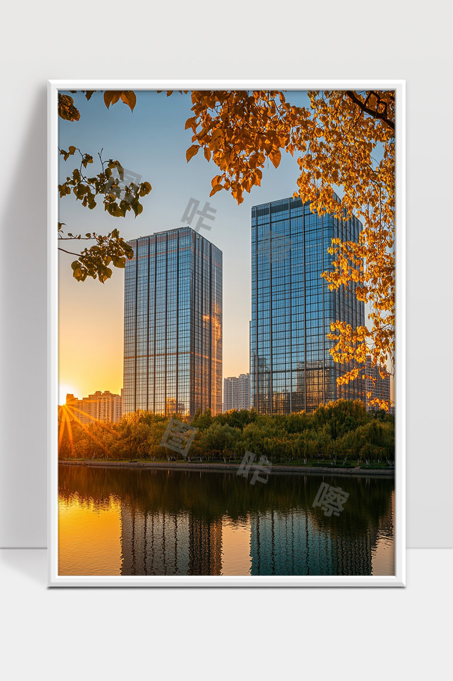 秋日夕阳映照现代都市高楼建筑湖边景色