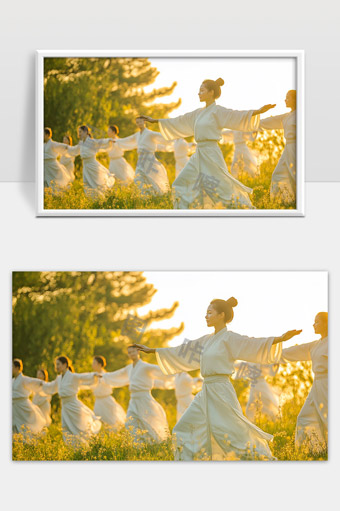 阳光下穿传统服饰的女子田野中舞动身姿