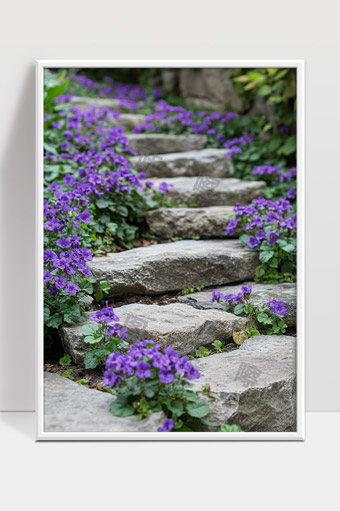 幽静石阶上盛开的紫色野花景观