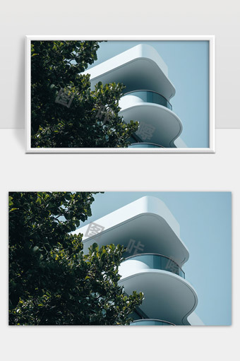 现代极简主义建筑与自然绿植完美融合