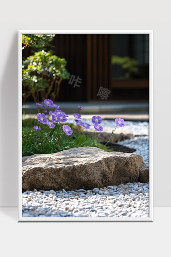 日式庭院中盛开的紫色花朵与石头小径静谧景致