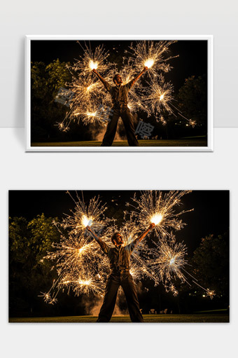 夜晚户外燃放烟花庆祝欢乐时刻