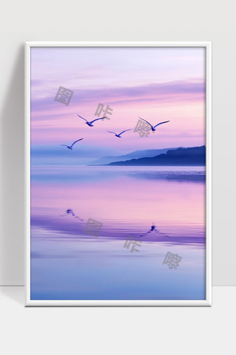 晨曦宁静湖面上飞翔的海鸥映照自然美景