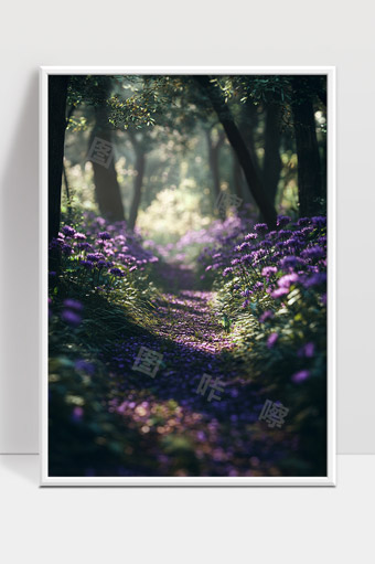 幽静森林小径旁盛开紫色野花的唯美景象