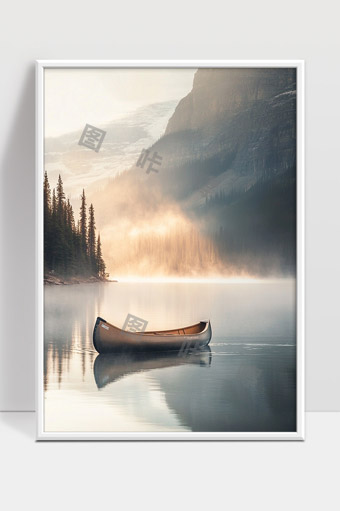 宁静湖面上的独木舟与晨雾山水美景