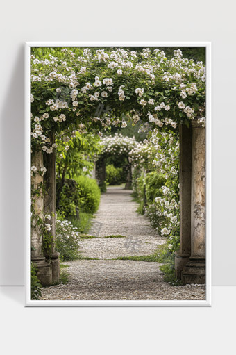 幽静花园中的玫瑰花藤拱门与石柱小径