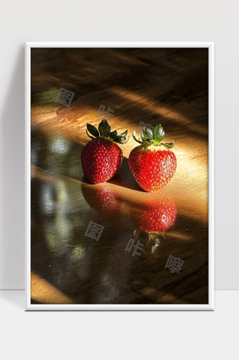 阳光下两颗草莓映射自然清新果实美图