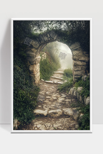 古老石拱门与蜿蜒石阶通往幽静迷雾森林小径