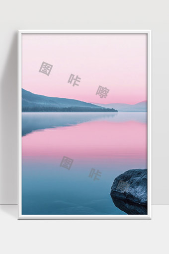 宁静湖畔日出时分粉色天空与远山倒影美景