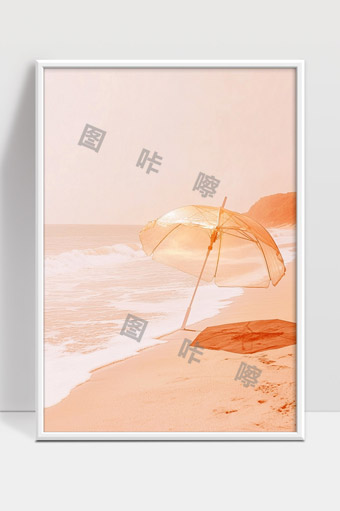 宁静海滩上的透明伞与温暖的夕阳光影