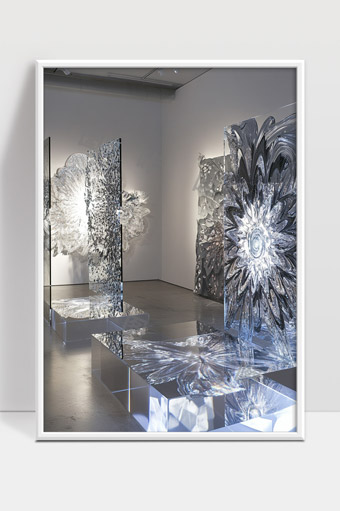 现代艺术展览中透明材质光影扭曲装置艺术