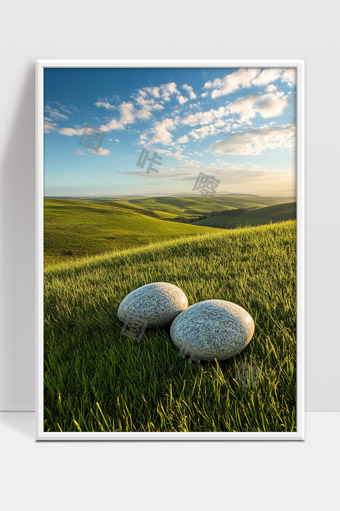 广阔草原上两块大石头与远处起伏山丘的壮美景色