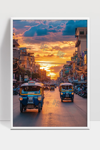 黄昏时分热闹街道上的嘟嘟车穿梭人群