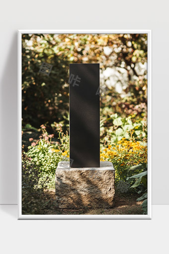 花园中石基座上立方体黑色雕塑艺术品景观设计