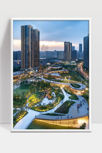 现代城市夜景高楼与绿地公园景观和谐共融