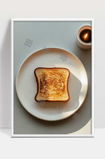 一片金黄酥脆的烤吐司与点燃的蜡烛静谧早餐时光