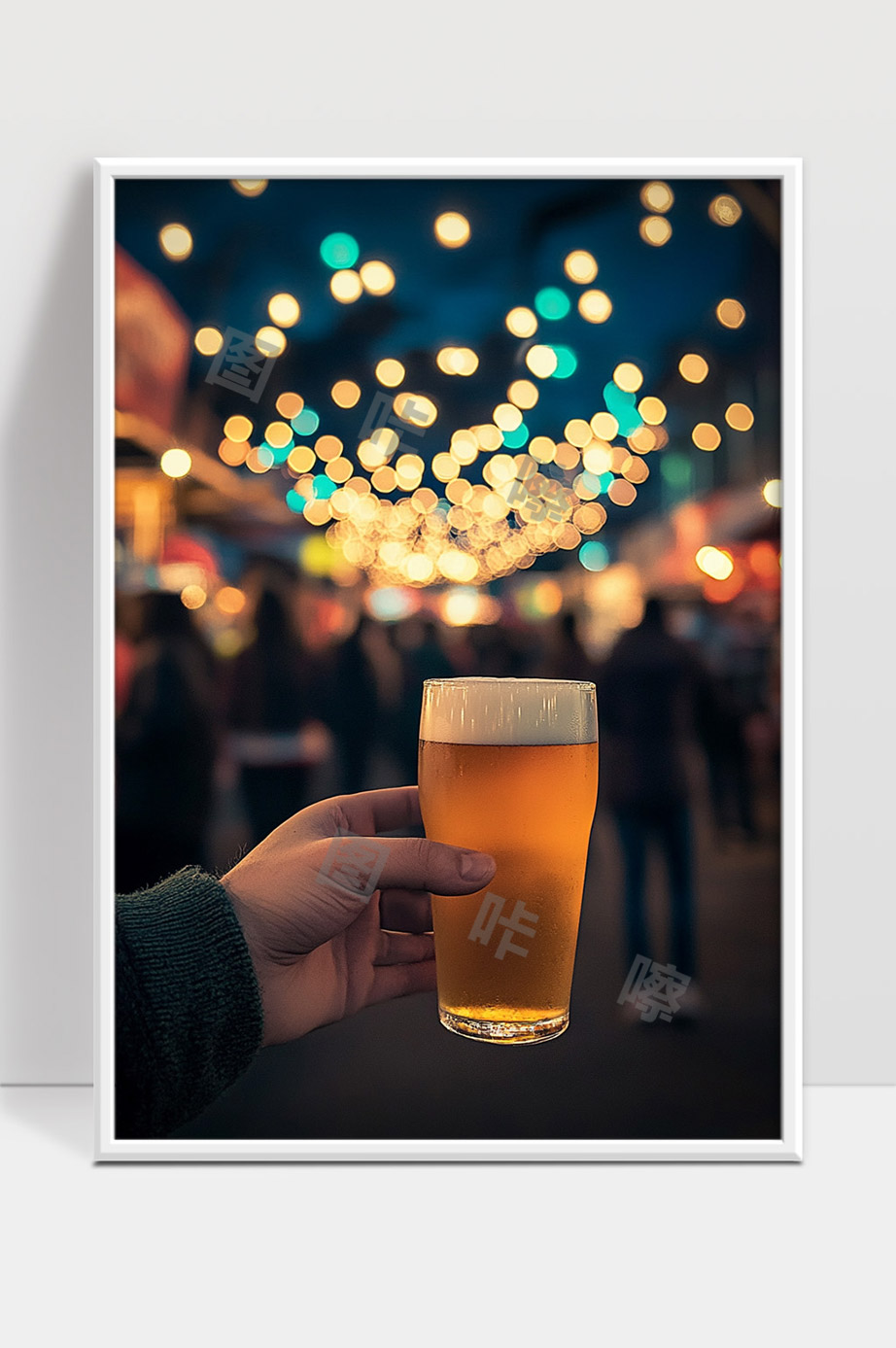 手持啤酒杯城市夜晚灯光模糊背景节日氛围人群聚会