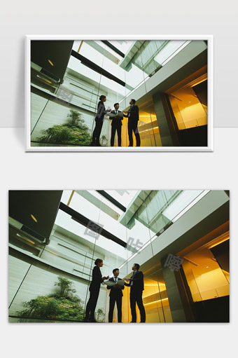 商务人士在现代办公大楼内讨论合作方案