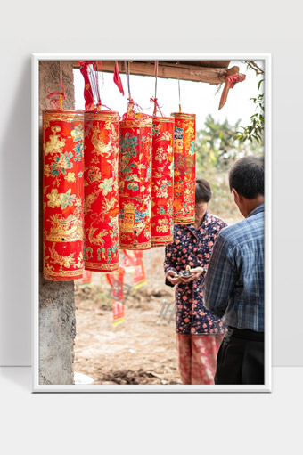 传统节日红色挂饰迎新年喜庆氛围浓厚