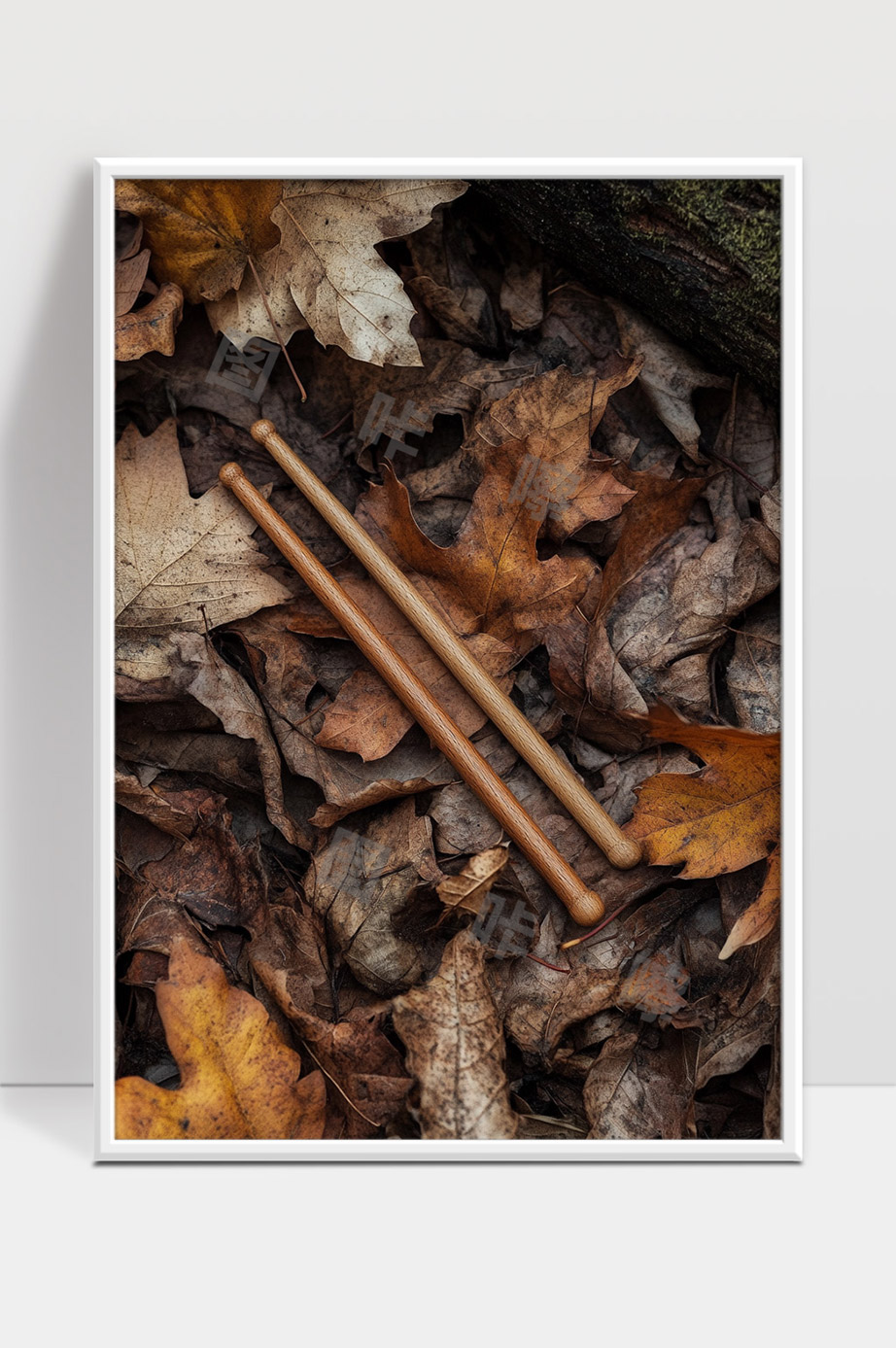 秋天落叶中静静摆放的鼓棒艺术氛围