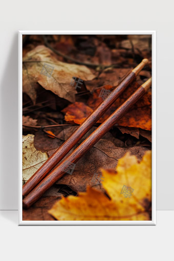 秋日落叶中的鼓棒自然艺术静物摄影