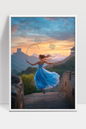 长城日落下穿蓝裙舞动的女子轻盈身影