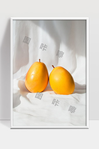 阳光下新鲜黄梨自然静物摆拍写实美食摄影