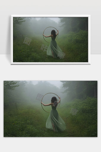 森林薄雾中少女舞动光环唯美意境画面